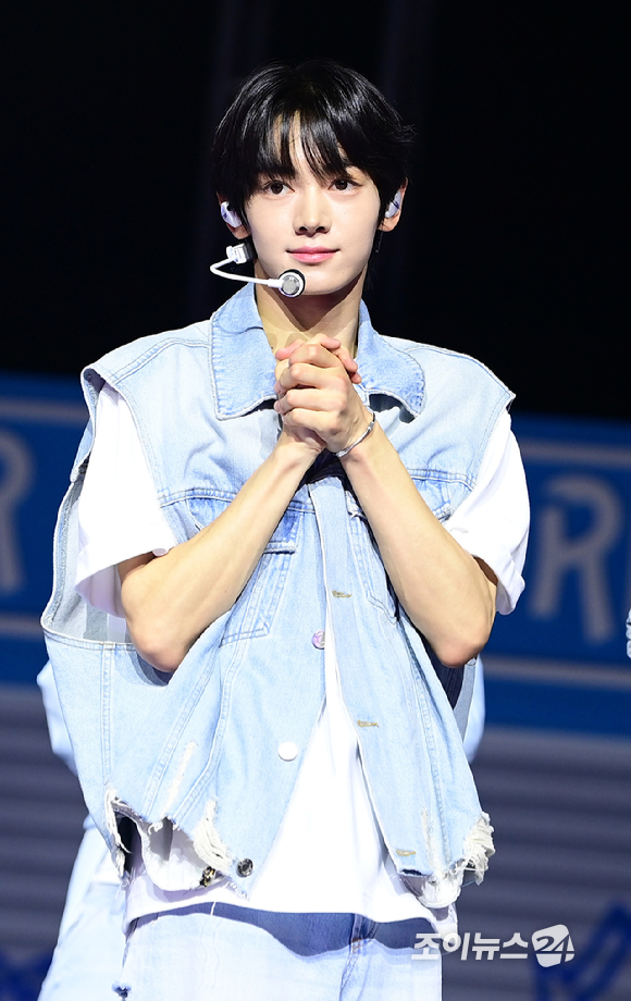 그룹 투어스(TWS) 한진이 24일 오후 서울 용산구 블루스퀘어에서 열린 두 번째 미니앨범 '서머 비트!(SUMMER BEAT!)' 발매 기념 쇼케이스에서 수록곡 'hey! hey!' 무대를 선보이고 있다. [사진=정소희 기자]