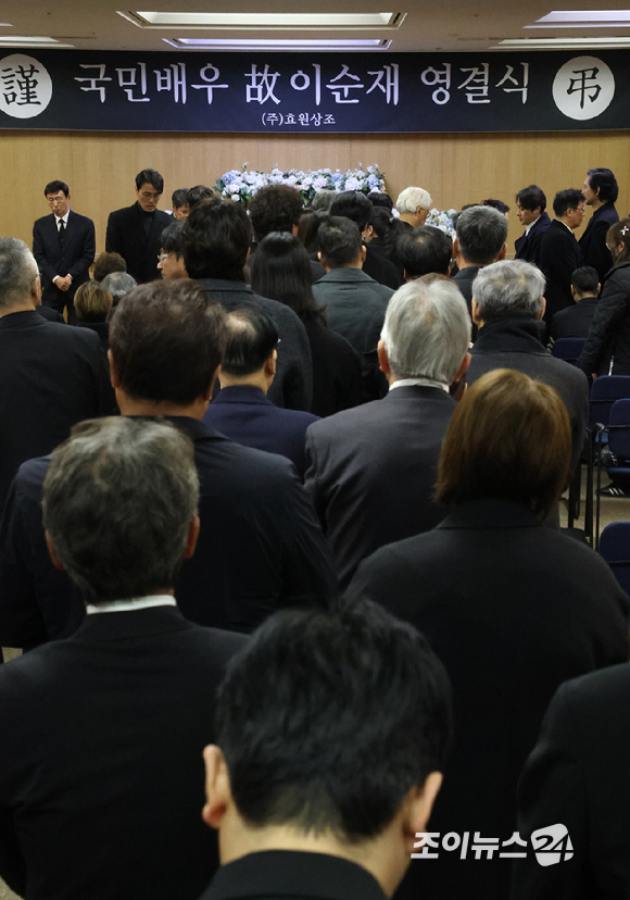 27일 오전 서울 송파구 서울아산병원 장례식장에서 배우 故 이순재의 발인식이 엄수되고 있다. [사진=곽영래 기자]