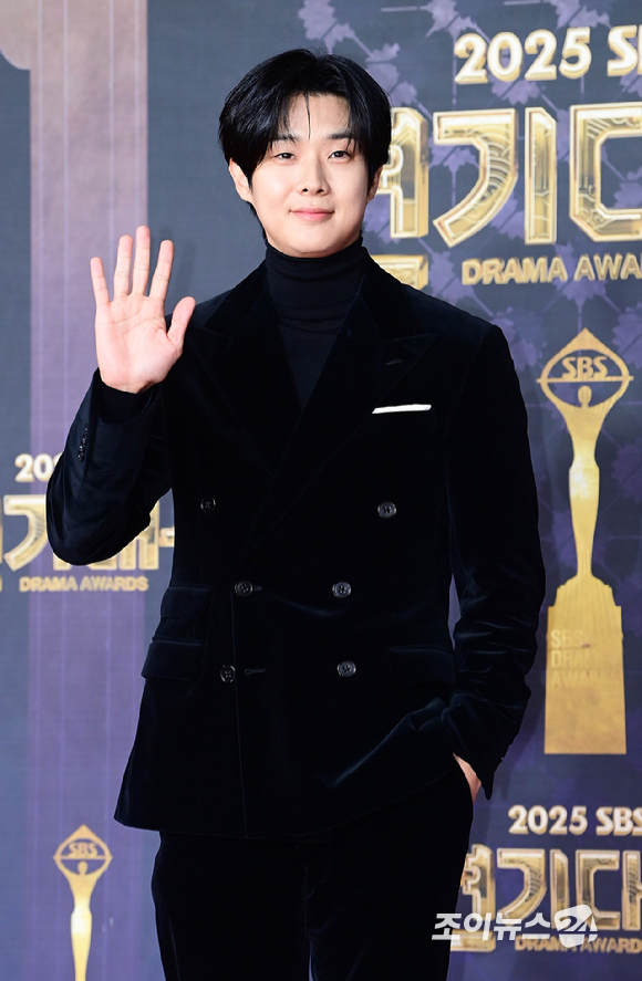 '모범택시3' 배우 이제훈이 31일 오후 서울 마포구 상암동 SBS 프리즘타워에서 열린&nbsp;2025 SBS 연기대상&nbsp;레드카펫 행사에 참석하고 있다. [사진=정소희 기자]