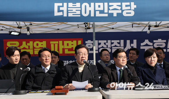 이재명 더불어민주당 대표가 19일 서울 종로구 경복궁역 부근 광화문 민주당 천막농성장에서 열린 현장 최고위원회의에서 모두 발언하고 있다. [사진=국회사진취재단]