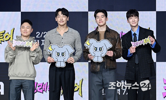 여행 유투버 빠니보틀, 가수 비, 배우 김무열, 위너 이승훈이 27일 오후 서울 마포구 상암동 쇼킹케이팝센터에서 열린 ENA '크레이지 투어'의 제작발표회에서 포즈를 취하고 있다. [사진=곽영래 기자]