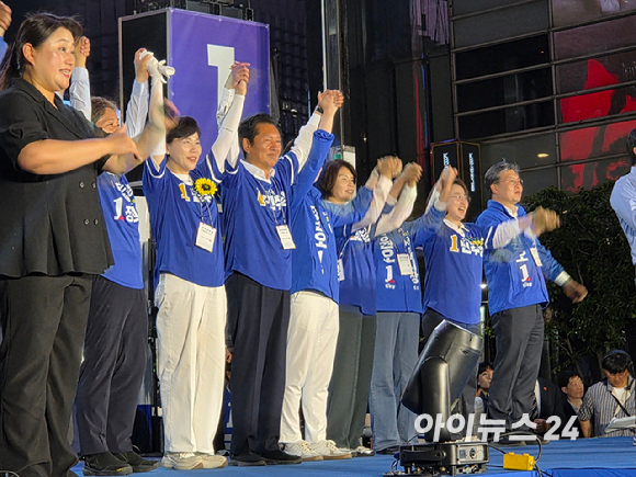 정원오 더불어민주당 서울시장 후보가 2일 서울 종로구 청계광장에서 진행된 '필승 총력유세'에서 지지자들을 향해 포즈를 취하고 있다. [사진=라창현 기자]