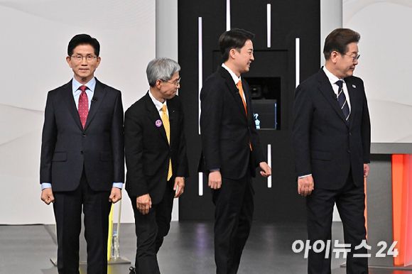 이재명 더불어민주당 대선후보(왼쪽)와 김문수 국민의힘 대선후보가 지난 18일 서울 마포구 SBS프리즘타워에서 열린 중앙선거방송토론위원회 주관 제21대 대통령선거 후보자토론회를 소화하고 있다. [사진=국회사진취재단]