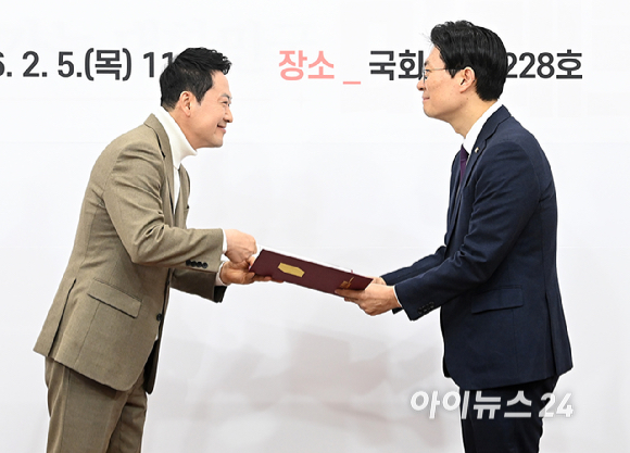 장동혁 국민의힘 대표가 5일 서울 여의도 국회에서 열린 인재영입위원회 임명장 수여식에서 조정훈 인재영입위원장에게 임명장을 수여하고 있다. [사진=곽영래 기자]