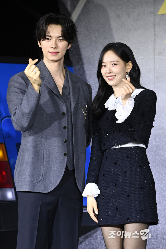 배우 이채민, 강한나가 22일 오전 서울 강남구 삼성동 웨스틴 서울 파르나스에서 열린 넷플릭스 시리즈 '캐셔로' 제작발표회에 참석해 포즈를 취하고 있다. [사진=문수지 기자]