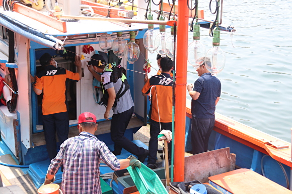 제주소방안전본부 직원들이 정박중인 어선에 올라 안전점검을 실시하고 있다 [사진=제주특별자치도]