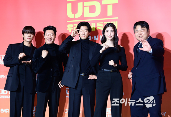 (왼쪽부터)배우 이정하-진선규-윤계상-김지현-고규필이 17일 오후 서울 광진구 풀만 앰버서더 서울 이스트폴에서 열린 쿠팡플레이 X 지니 TV 오리지널 시리즈 'UDT: 우리 동네 특공대' 제작발표회에 참석하고 있다. [사진=정소희 기자]