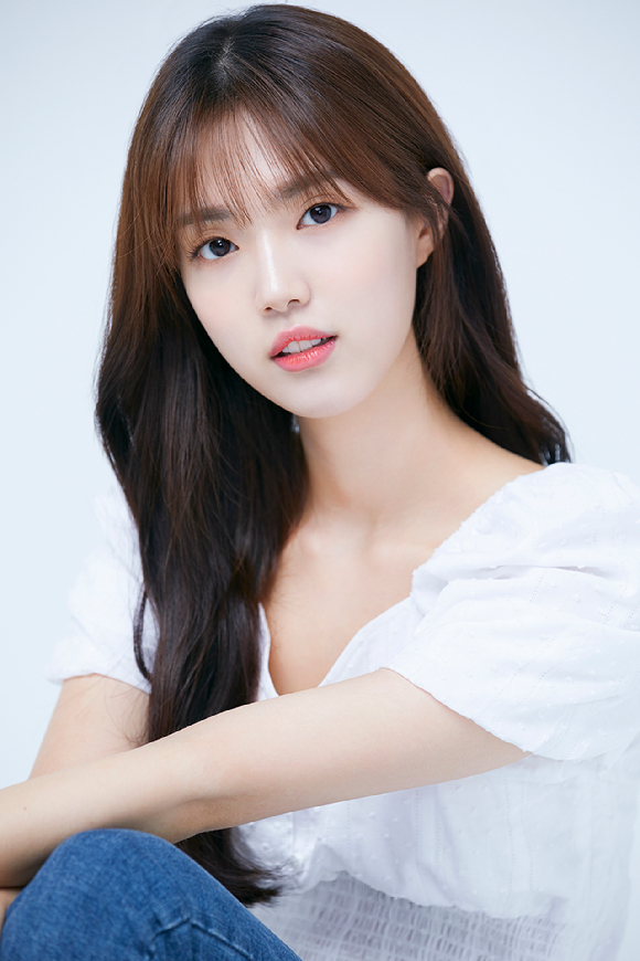 '폭군의 셰프'에 출연한 배우 윤서아가 인터뷰에 앞서 사진촬영을 하고 있다. [사진=9아토엔터테인먼트]