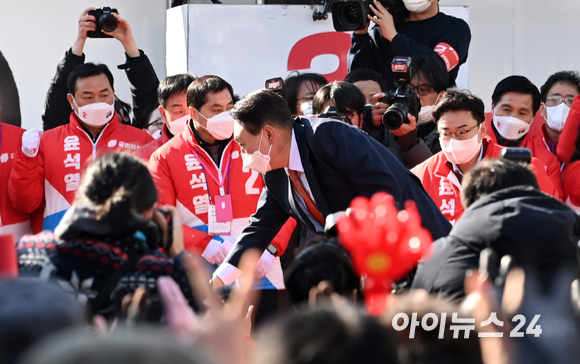 윤석열 국민의힘 대선 후보가 24일 오후 경기도 수원시 팔달문에서 열린 "국민과 원팀" 경기도 수원 집중유세에서 지지자와 인사를 하고 있다. [사진=김성진 기자]