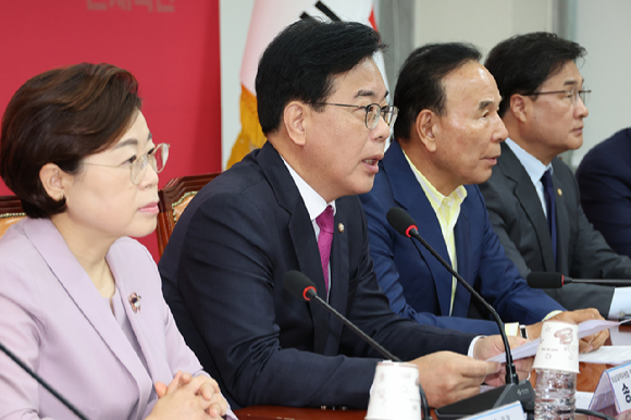국민의힘 송언석 비상대책위원장 겸 원내대표가 11일 서울 여의도 국회에서 열린 비상대책위원회의에서 발언하고 있다. [사진=연합뉴스]