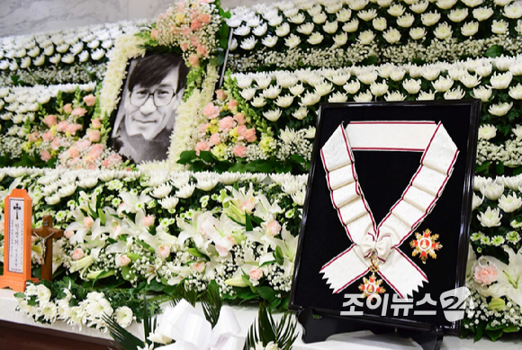 5일 서울성모병원 장례식장에 마련된 '국민 배우' 고(故) 안성기의 빈소에 정부가 추서한 금관문화훈장이 놓여있다. [사진=사진공동취재단]