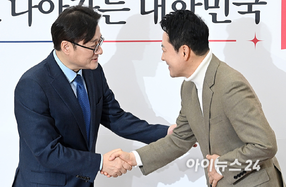 장동혁 국민의힘 대표가 5일 서울 여의도 국회에서 홍익표 청와대 정무수석을 접견해 인사를 하고 있다. [사진=곽영래 기자]