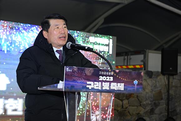 백경현 구리시장이 2일 구리광장에서 열린 빛 축제 점등식에서 인사말을 하고 있다. [사진=구리시]