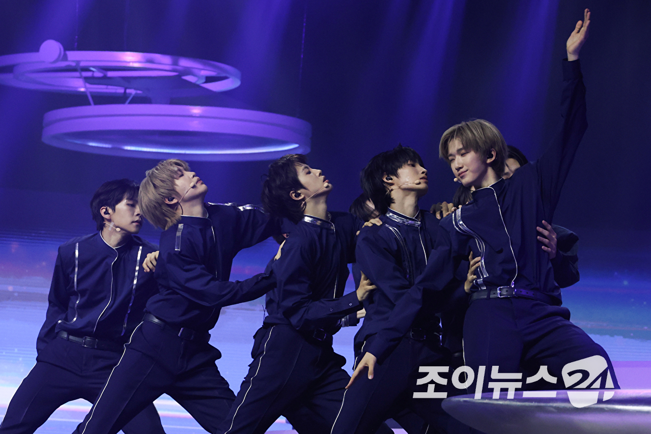 그룹 A2O 소울이 12일 오후 경기도 고양시 일산 킨텍스에서 진행된 A2O 소울(A2O SOUL)&middot;A2O 라이트(A2O LITE)의 데뷔쇼 '웰컴 투 소울라이트 프롬 A2O 소울 A2O 라이트(WELCOME TO SOULITE From A2O SOUL A2O LITE)' 행사에 참석해 열띤 무대를 펼치고 있다. [사진=문수지 기자]