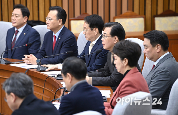 송언석 국민의힘 원내대표가 19일 서울 여의도 국회에서 열린 원내대책회의에서 발언하고 있다. [사진=곽영래 기자]