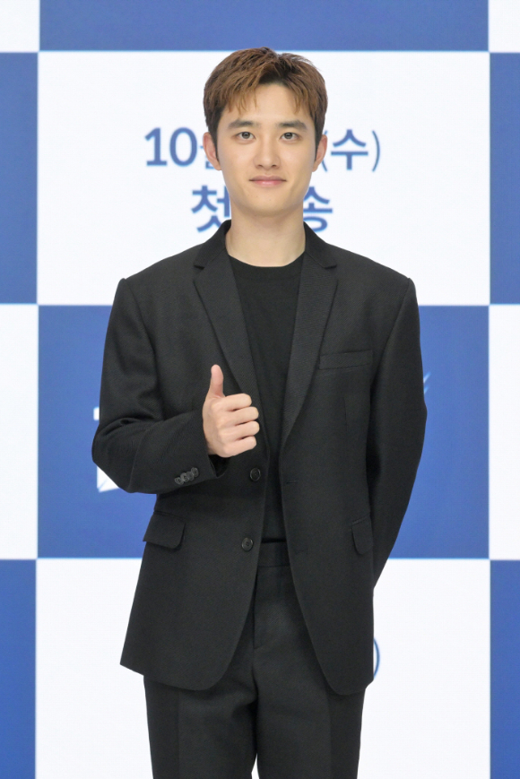 그룹 엑소 도경수가 5일 온라인으로 진행된 KBS 2TV 새 수목드라마 '진검승부' 제작발표회에 참석해 포즈를 취하고 있다. [사진=KBS]