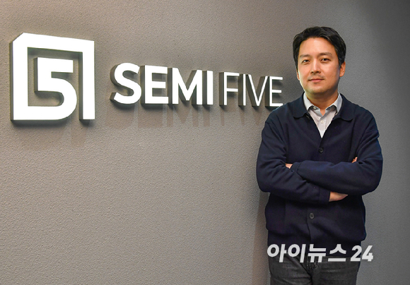 세미파이브 조명현 대표가 14일 경기도 성남시 분당 세미파이브 본사에서 아이뉴스24와 인터뷰를 하고 있다. [사진=곽영래 기자]