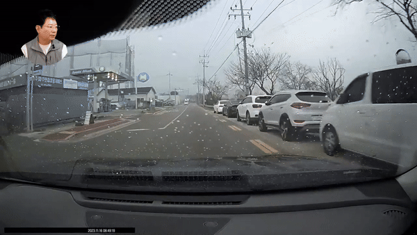 마주 오던 트럭 짐칸의 쇠파이프와 정면으로 충돌한 운전자 영상이 공개됐다. 영상은 사고 당시 도로 상황. [영상=유튜브 '한문철TV']