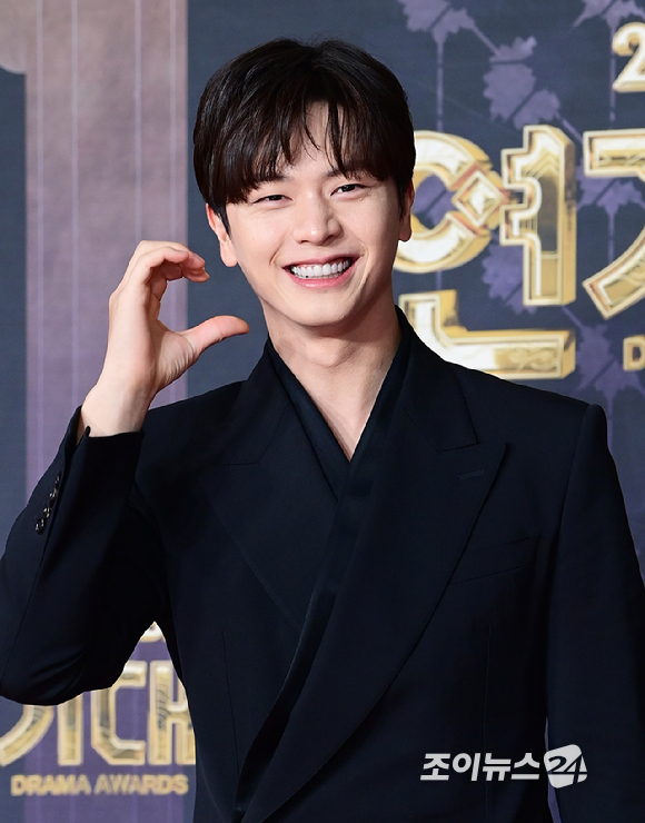 '귀궁' 배우 육성재가 31일 오후 서울 마포구 상암동 SBS 프리즘타워에서 열린&nbsp;2025 SBS 연기대상&nbsp;레드카펫 행사에 참석하고 있다. [사진=정소희 기자]