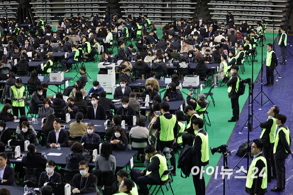 28일 서울 송파구 올림픽공원 핸드볼경기장에서 이태한 선거관리위원회 특별검사팀 관계자, 사무원, 참관단이 6&middot;3 지방선거 투표용지 공개검증을 준비하고 있다. [사진=사진공동취재단 ]