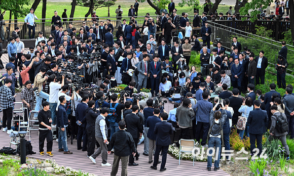 김문수 국민의힘 대통령 후보와 한덕수 무소속 대선 예비후보가 8일 오후 서울 여의도 국회 강변서재에서 후보 단일화 관련 회동을 하고 있다. [사진=곽영래 기자]