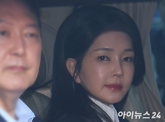 지난달 11일 윤석열 전 대통령과 김건희 여사가 탄 차량이 서울 용산구 한남동 대통령 관저를 떠나 서초동 아크로비스타 사저로 이동하고 있다. [사진=정소희 기자]