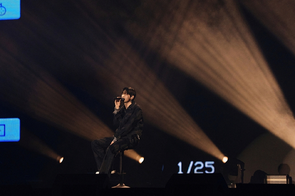 최립우가 2026 최립우 앙코르 팬미팅 '드로잉 우 : 엑시비션'에서 팬들을 만나고 있다. [사진=FNC엔터테인먼트]