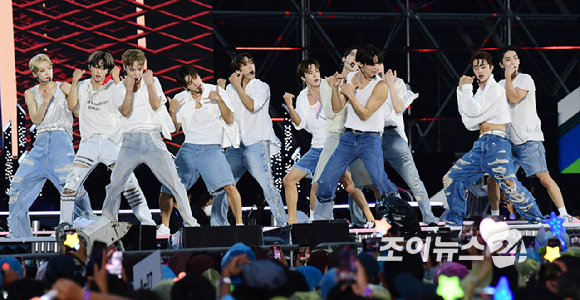 그룹 있지(ITZY)가 11일 오후 서울월드컵경기장에서 열린 '2023 새만금 세계스카우트 잼버리 K팝 슈퍼 라이브'에서 멋진 무대를 선보이고 있다. [사진=한국온라인사진기자협회 공동취재단]