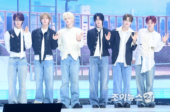 그룹 투어스 신유와 도훈이 27일 오후 서울 광진구 광장동 예스24라이브홀에서 열린 투어스(TWS) 미니 5집 'NO TRAGEDY' 발매 기념 쇼케이스에서 참석하고 있다. [사진=정소희 기자]