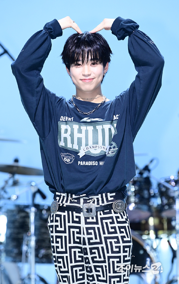 밴드 하이파이유니콘 후쿠시마 슈토가 13일 오후 서울 마포구 상암동 MBC 공개홀에서 열린 Hi-Fi Un!corn(하이파이유니콘) Single Album 'Teenage Blue' 발매 쇼케이스에 참석하고 있다. [사진=정소희 기자]