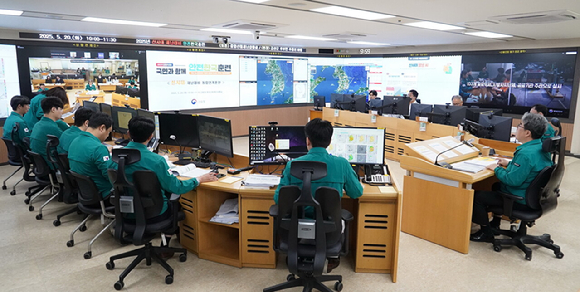 임상섭 산림청장(오른쪽)이 20일 산사태 재난대비 안전한국훈련을 하고 있다. [사진=산림청]