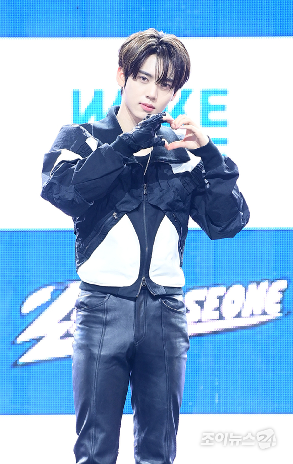 그룹 투어스 경민이 13일 오후 서울 광진구 예스24라이브홀에서 열린 투어스(TWS) 네 번째 미니앨범 'play hard' 발매 쇼케이스에 참석하고 있다. [사진=정소희 기자]