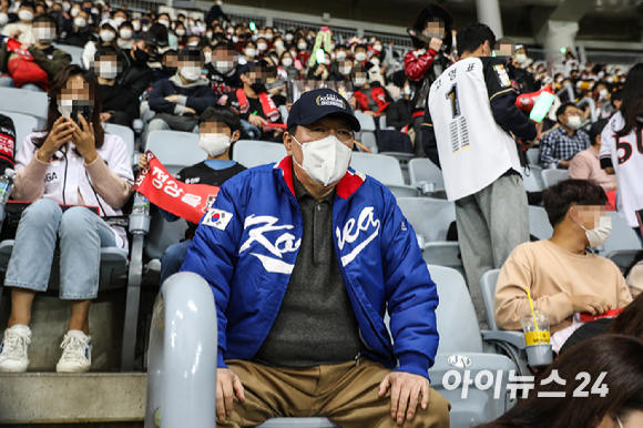 14일 서울 고척스카이돔에서 '2021 신한은행 SOL KBO리그' KT 위즈와 두산 베어스의 한국시리즈 1차전이 진행됐다. 윤석열 국민의힘 대선 후보가 야구장을 찾아 한국시리즈를 관람하고 있다. [사진=김성진 기자]