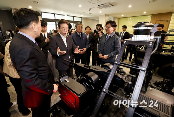 이재명 더불어민주당 대선 경선 후보가 17일 대전광역시 유성구 국방과학연구소(ADD)에서 AI기반 무인체계 연구개발 현장을 둘러보고 있다. [사진=국회사진취재단]
