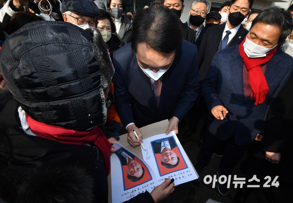 윤석열 국민의힘 대선 후보가 10일 오전 인천역 앞 광장에서 산업화&middot;교역일번지 인천지역 공약 발표를 마친 후 지지자에게 사인을 하고 있다. [사진=김성진 기자]