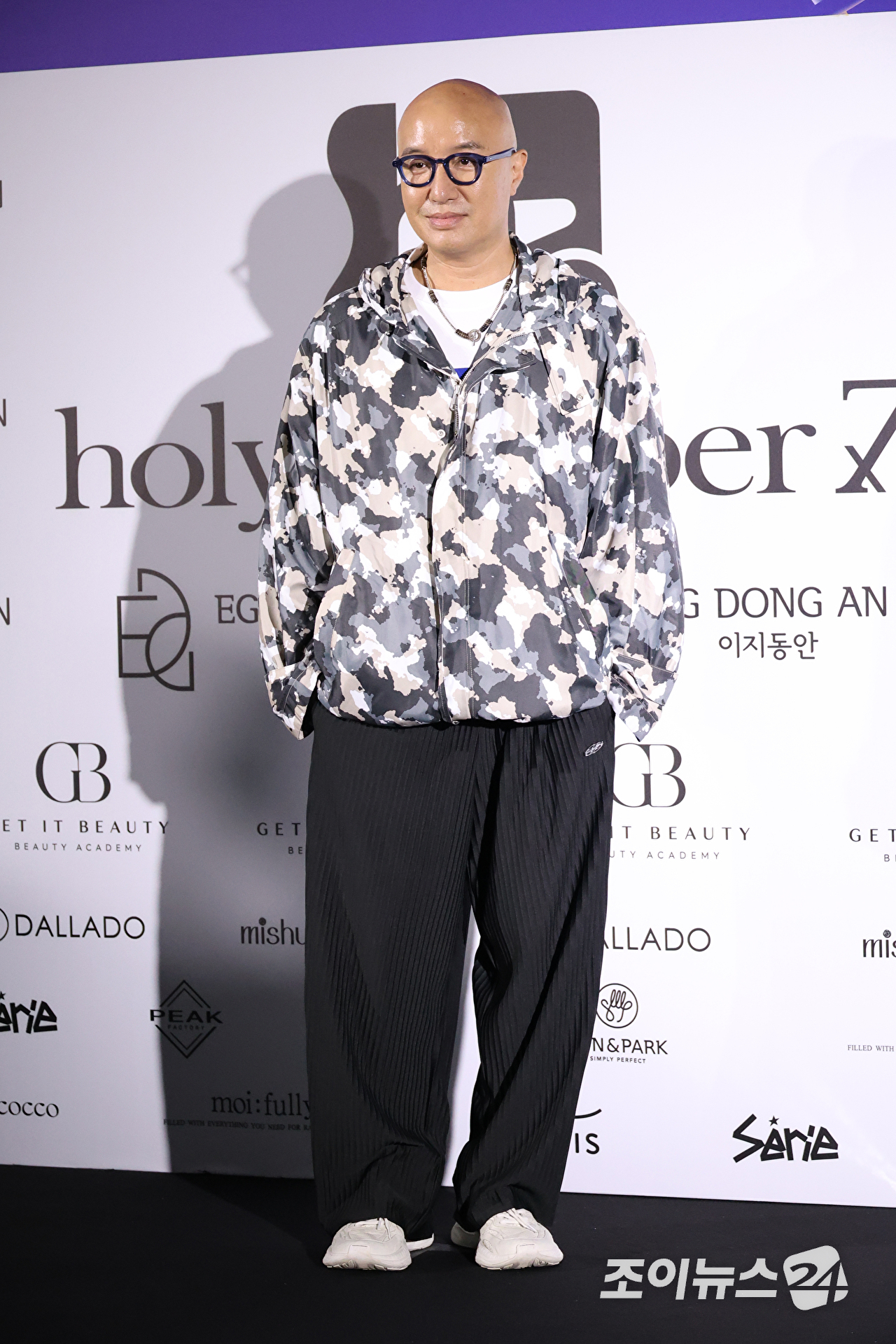 방송인 홍석천이 1일 오후 서울 중구 동대문디자인플라자에서 진행된 2027 S/S 서울패션위크 '홀리넘버세븐' 컬렉션에 참석해 포즈를 취하고 있다. [사진=문수지 기자]