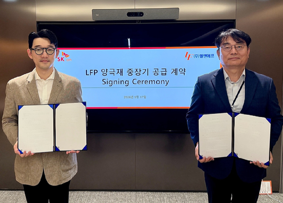 김성탄 SK온 원소재구매실장(좌측)과 이병희 엘앤에프 최고운영책임자(COO)가17일 서울 종로구 SK온 관훈캠퍼스에서 LFP 양극재 구매 계약 체결 후 기념촬영을 하고 있다. [사진=SK온]