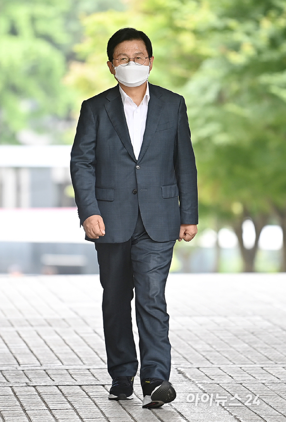'내란선동 등 혐의' 황교안 전 국무총리가 28일 서울 서초구 서울중앙지방법원에서 열린 공판에 출석하고 있다. [사진=곽영래 기자]