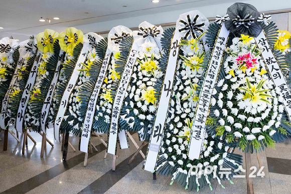 향년 91세를 일기로 별세한 원로 배우 겸 전 국회의원 이순재의 빈소가 25일 서울아산병원 장례식장에 마련됐다. 고인의 영정사진 모습. [사진=사진공동취재단]