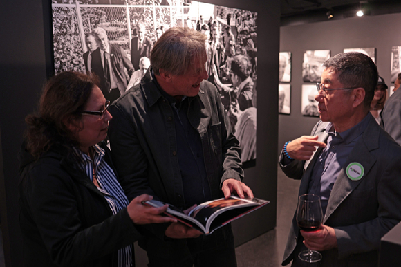 다큐멘터리 사진가 양종훈(상명대 석좌교수)이 오스트리아 비엔나 툴립 아트 갤러리에서 프란치스코 교황의 선종 1주년을 기리는 헌정 전시를 개최했다. [사진=상명대학교]