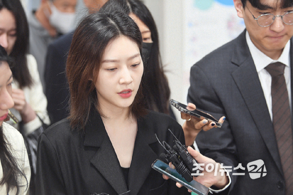 26일 서울아산병원 장례식장에 마련된 원로 배우 겸 전 국회의원 故 이순재의 빈소에 정부가 추서한 금관문화훈장이 놓여있다. [사진=사진공동취재단]