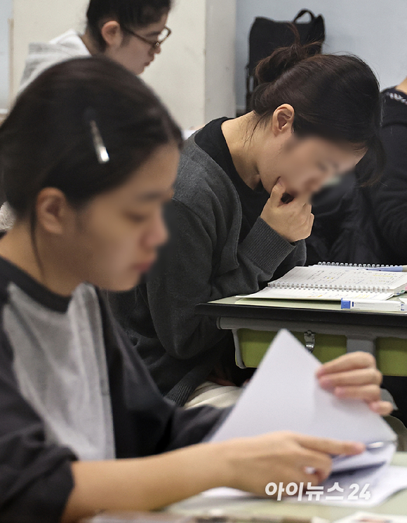 2026학년도 대학수학능력시험일인 13일 오전 서울 광진구 광남고등학교에서 수험생들이 시험 시작을 기다리고 있다. [사진=사진공동취재단]