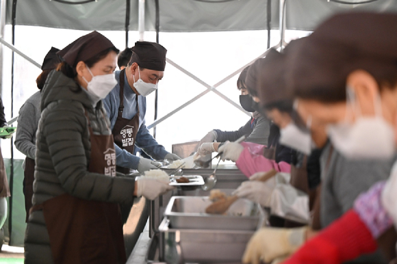 윤석열 대통령 당선인이 30일 서울 명동성당 내 무료 급식소인 명동밥집을 찾아 배식 봉사활동을 하고 있다. [사진=당선인 대변인실]