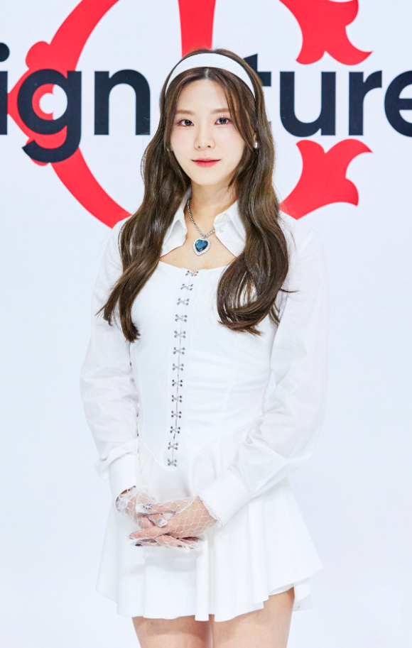 그룹 시그니처 셀린이 30일 온라인으로 진행된 시그니처(cignature) 두 번째 EP 앨범 'Dear Diary Moment' 발매 기념 쇼케이스에 참석해 포토타임을 갖고 있다. [사진=J9엔터테인먼트]
