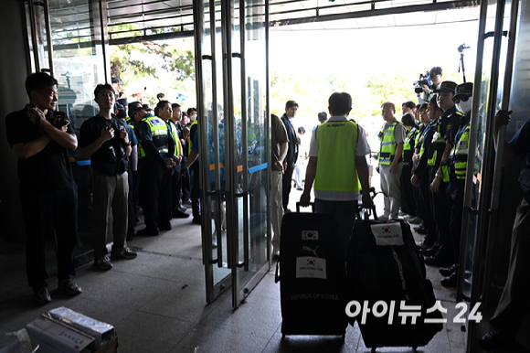 대한체육회 산하 9개 종목 단체 관계자들이 8일 서울 송파구 올림픽공원 핸드볼 경기장에 진입해 장비 및 행정 자료 PC 반출을 하고 있다. 6&middot;3 지방선거 당시 개표소로 사용된 올림픽공원 핸드볼 경기장은 석 달째 봉쇄 시위가 이어져 경기장에 입주한 9개 종목 단체 업무에 차질을 빚었다. [사진=사진공동취재단 ]