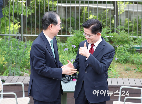 국민의힘 김문수 대선후보와 무소속 한덕수 대선 예비후보가 8일 서울 여의도 국회에서 후보 단일화와 관련해 회동하고 있다. [사진=곽영래 기자]