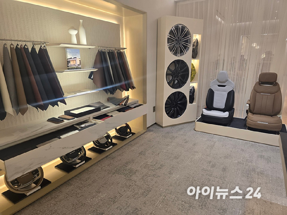 닐 메일링(Neil Mayling) JLR 글로벌 비스포크 담당자가 2일 서울 강남구 천일오토모빌 랜드로버 강남전시장에서 '레인지로버 SV 블랙'과 SV 비스포크 스튜디오에 대해 설명하고 있다. [사진=김종성 기자]