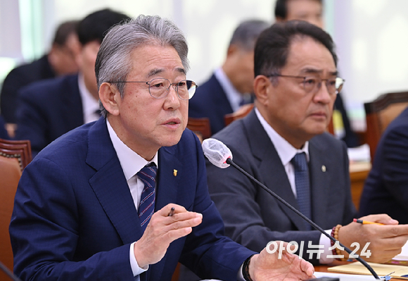 강호동 농업협동조합중앙회 회장이 24일 서울 여의도 국회 농림축산식품해양수산위원회에서 열린 국정감사에서 질의에 답변하고 있다. [사진=곽영래 기자]