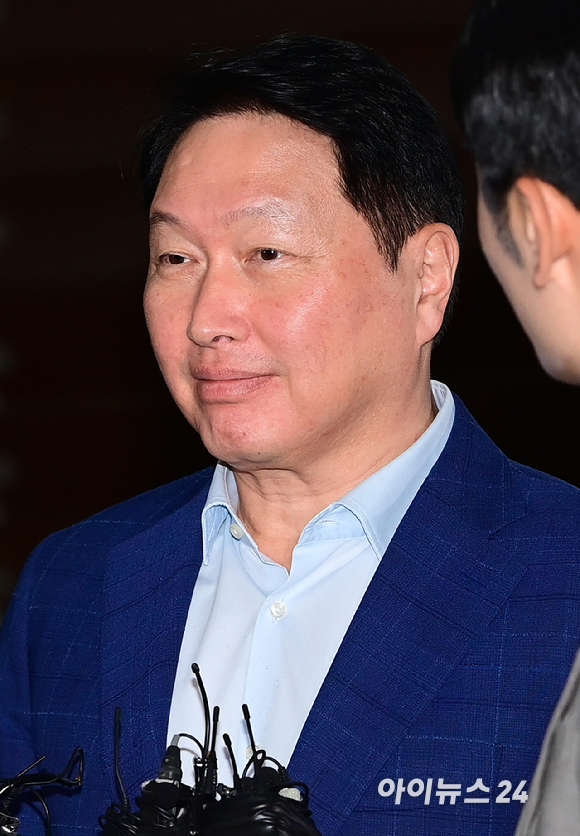 최태원 SK그룹 회장이 손정의 소프트뱅크 회장의 초청으로 미국 플로리다주 마러라고 리조트에서 열리는 투자 행사에 참석하기 위해 16일 오후 서울 강서구 김포비즈니스항공센터를 통해 출국하는 중 취재진과 인터뷰를 갖고 있다. [사진=정소희 기자]