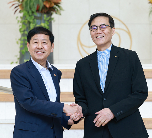 7일 한국은행을 방문한 구윤철 경제부총리와 이창용 한은 총재가 기념사진을 촬영하고 있다. [사진=한국은행]